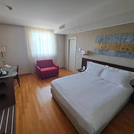 Hotell Breaking Business 4*