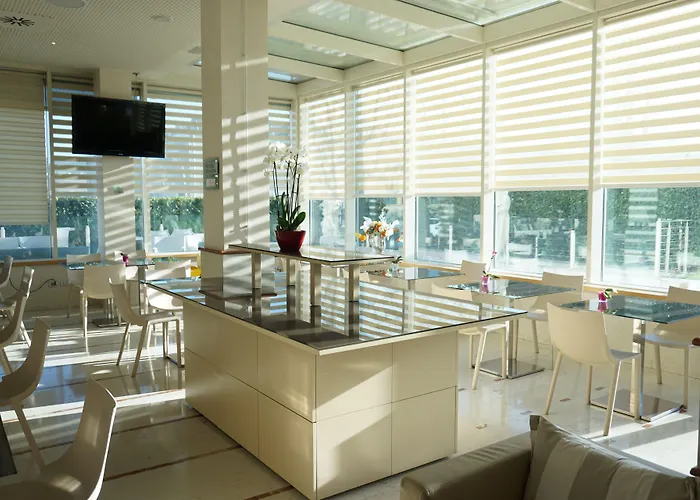 Hotell Breaking Business 4*