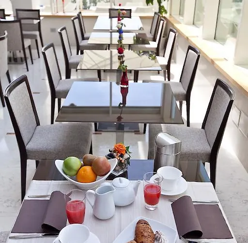 Hotell Breaking Business 4*