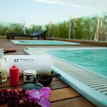 Breaking Business מלון