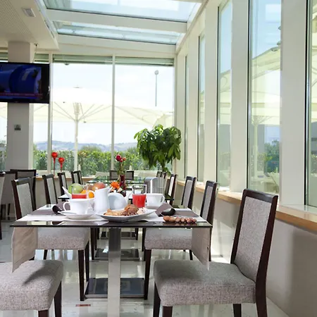 מלון Breaking Business 4*