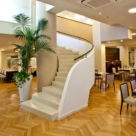 Breaking Business Hotel
