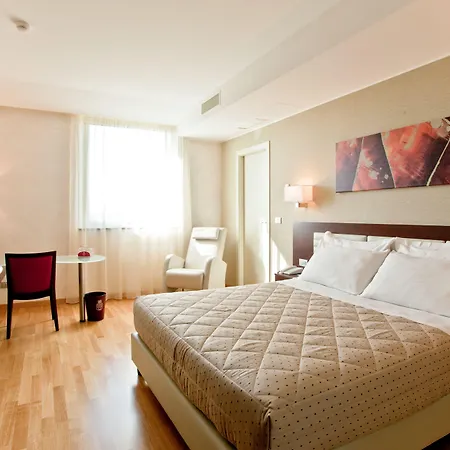 Breaking Business מלון Mosciano SantʼAngelo