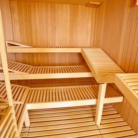 Breaking Business מלון