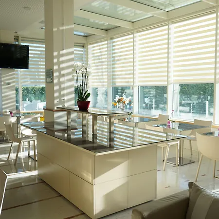 מלון Breaking Business 4*