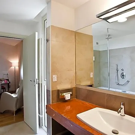 Hotel Breaking Business