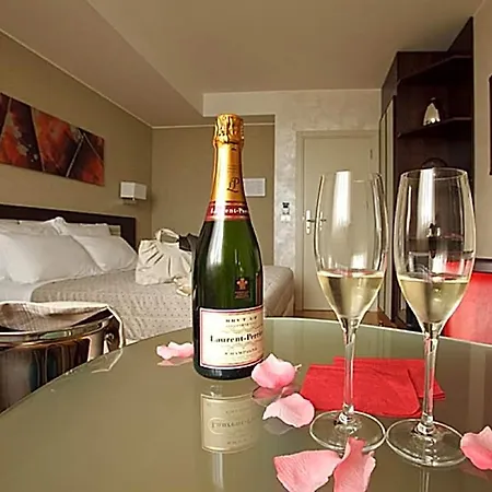 Hotel Breaking Business