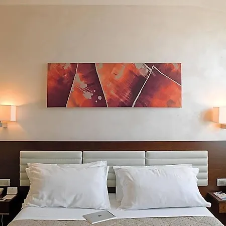 Hotel Breaking Business