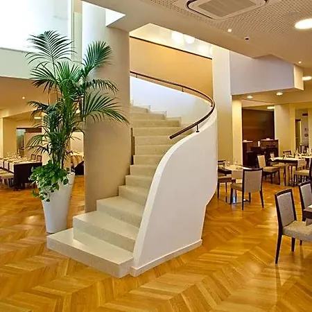 Hotel Breaking Business
