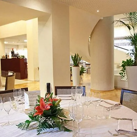 Breaking Business Hotel