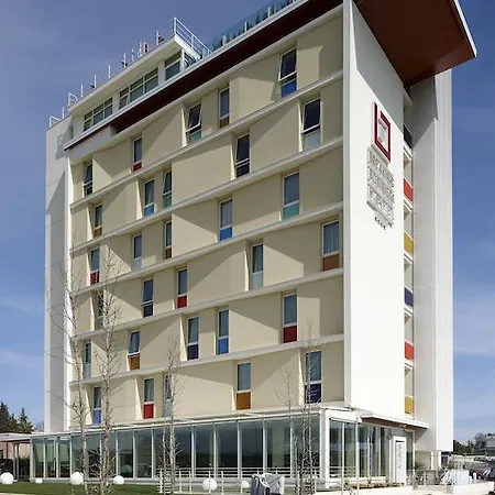 Breaking Business מלון