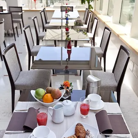 מלון Breaking Business 4*