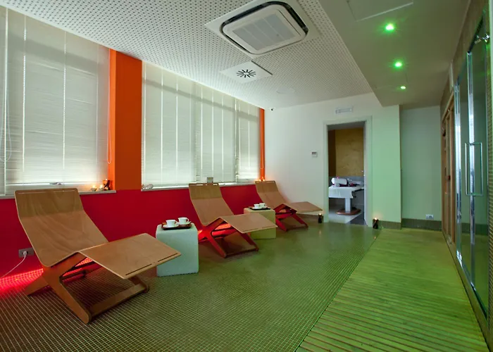 Hotel Breaking Business