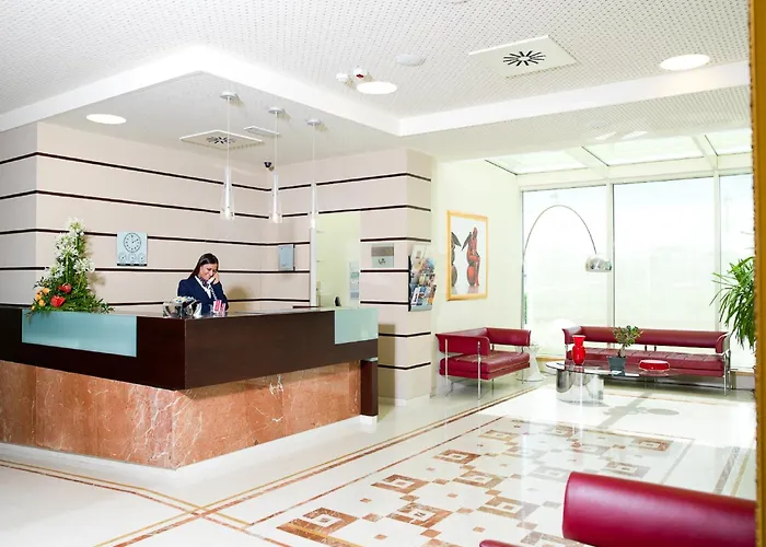 Hotel Breaking Business