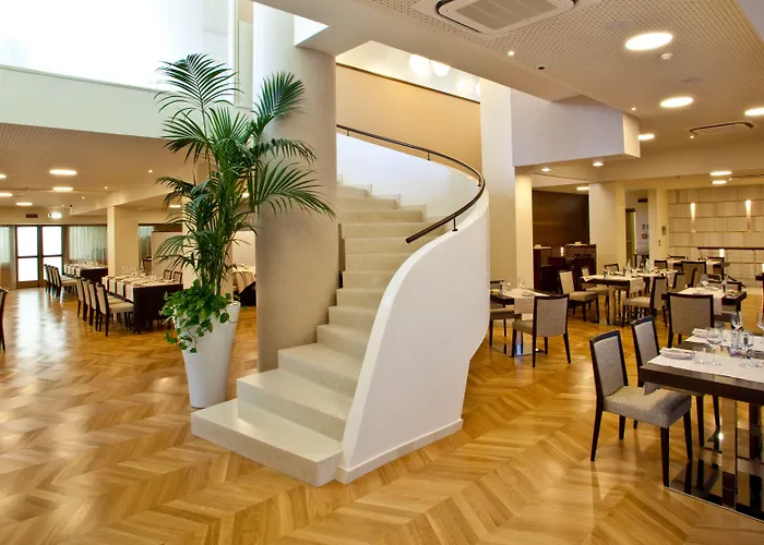 Breaking Business Hotel