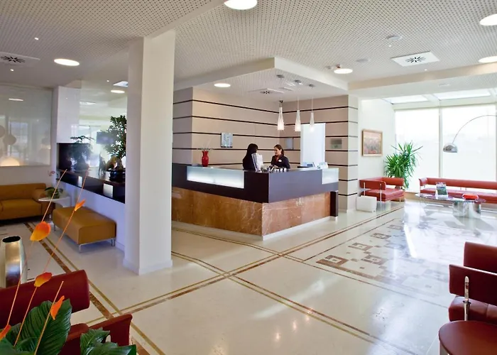 Breaking Business Hotel